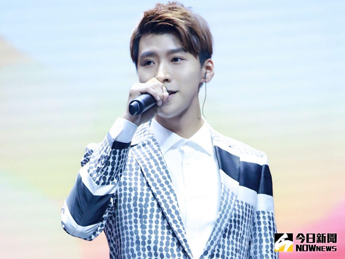 ▲王博文獻唱時小突槌，但他施展撩妹功力化解尷尬。（圖／電童娛樂提供，2016.12.19）