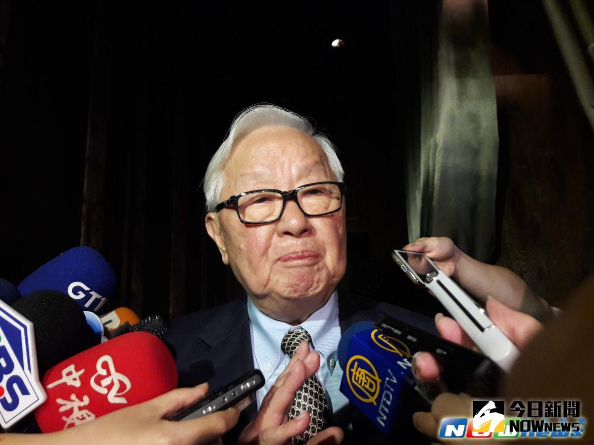 ▲台積電董事長魏哲家稱赴美是「客戶需求」，而創辦人張忠謀2022年早已表示美國晶片生產在地化有困難。（圖／記者趙曉慧攝）