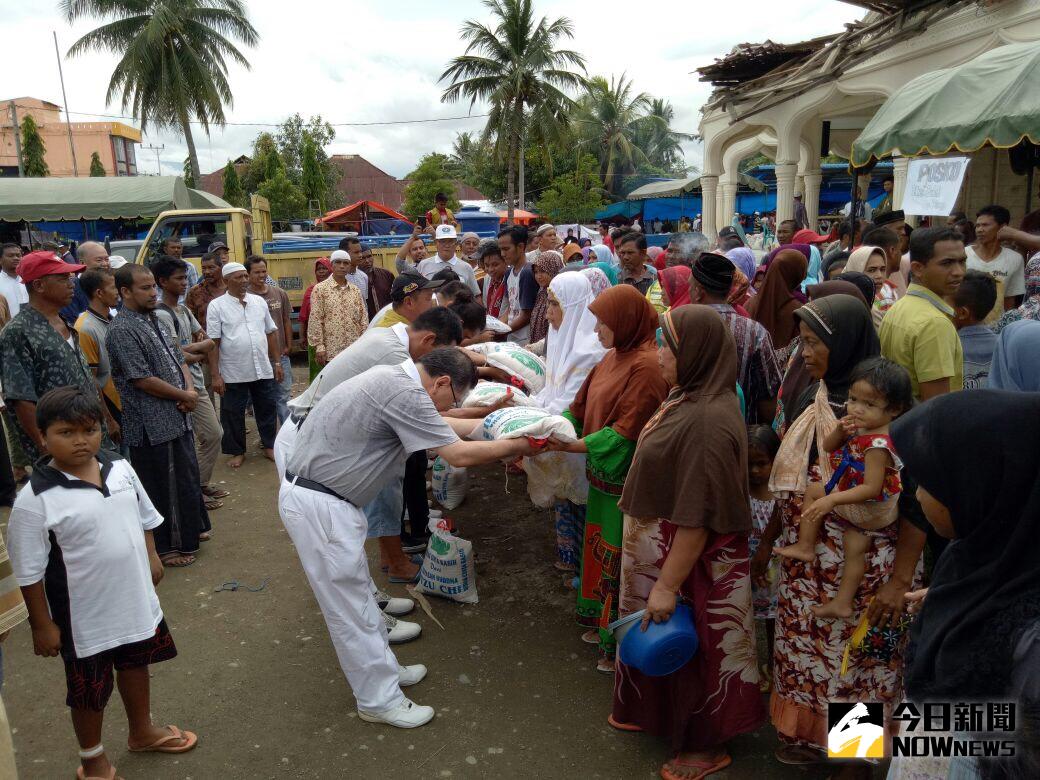 ▲印尼亞齊震災　慈濟急運醫療與緊急生活物資抵達災區發放。（圖／公關照片）