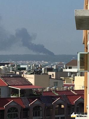 台中烏日成功嶺營區外12日上午傳出火警，後火勢蔓延進入營區，因營區內有彈藥庫，消防局派員前往搶救，火勢在1小時後控制，幸未延燒至彈藥庫。報案人指出，火勢相當猛烈，在國道一號上都可以看到濃濃黑煙直竄天際。（翻攝畫面）中央社記者趙麗妍傳真  105年12月12日