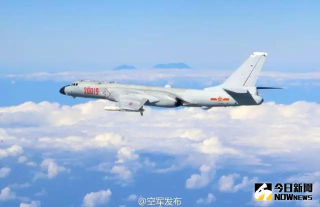 ▲中國大陸空軍官方微博帳號16日發布1張轟-6K轟炸機在雲端上飛行照片，陸媒判斷飛機後方的山脈可能是台灣玉山或是北大武山。不過，我國國防部表示，相關報導是媒體臆測。（圖取自中國大陸空軍官方微博 weibo.com）