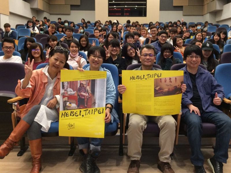 由崑山科大傑出校友、剪輯師兼編劇李念修（前左2）首部執導的紀錄長片「河北台北」，21日，在崑山科大舉辦校園首播，李念修回到母校與學弟妹分享拍攝歷程。