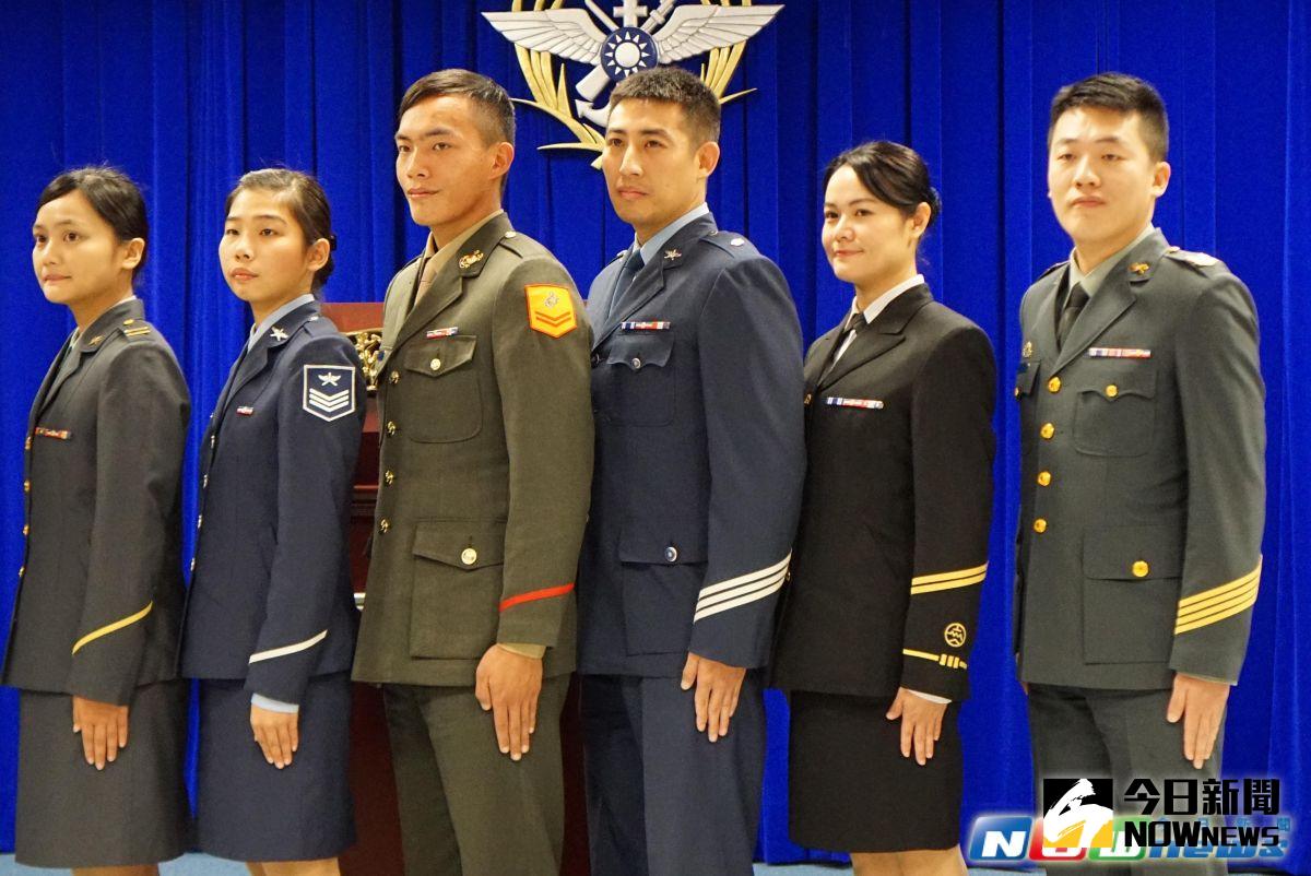 ▲國防部13日例行記者會中，請來各軍種代表穿著軍常服展示榮譽袖帶。（圖／記者呂炯昌攝影）