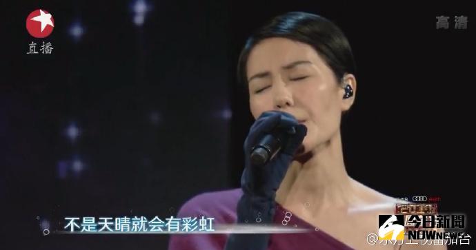 ▲2017東方衛視跨年演唱會，王菲。（圖／東方衛視微博，2016.12.31）