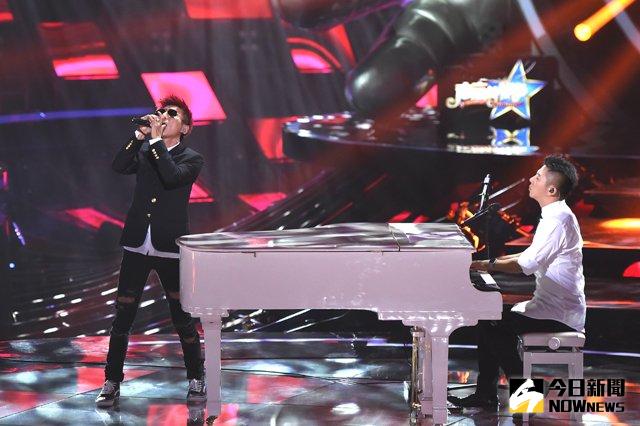 ▲羽泉組合在《夢想的聲音》全新一集中因為其中一人重感冒失聲，改變表演形式。（圖／翻攝自網路，2016.12.02）