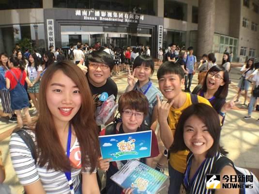 湖南廣電大樓前，全體組員與導師合影。
