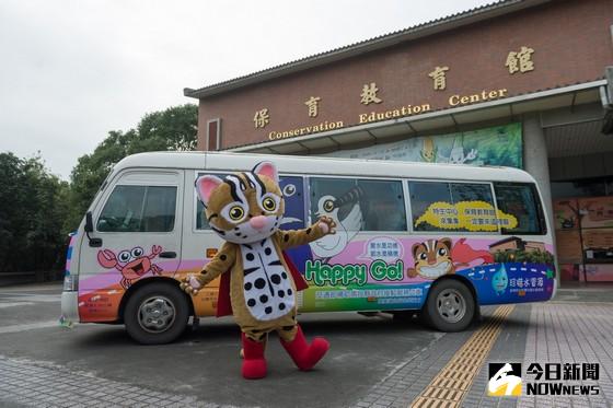▲石虎保育大使--阿虎和集集彩繪保育巴士。〈記者吳素珍攝〉