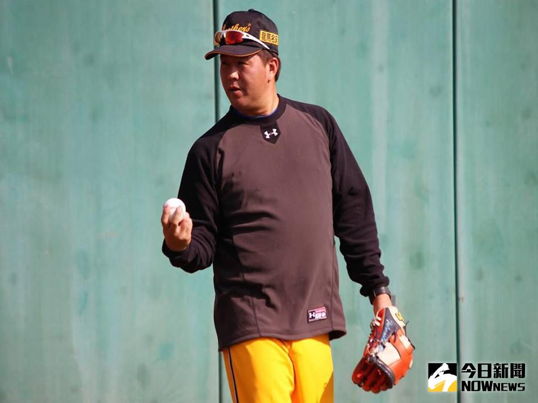 ▲2001年「獅象爭霸」經典對決，兄弟象在1勝3敗劣勢下，靠日籍外援養父鐵逆轉奪冠，最終以4勝3敗逆轉統一，養父鐵榮獲總冠軍賽MVP，開啟兄弟象第二次三連霸王朝。（圖／中信兄弟提供）