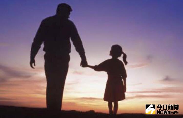 ▲駐日代表謝長廷在臉書po文，首次回應兒女事件，他並貼出一張在夕照下大手牽小手的照片，顯現父女情深。（圖／翻攝自謝長廷臉書）