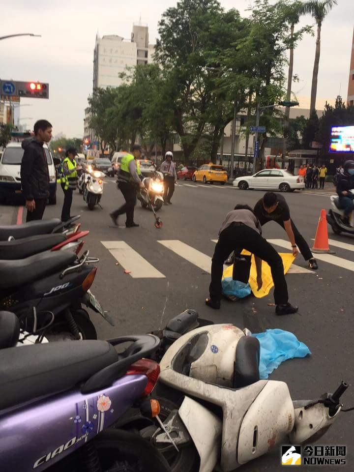 ▲機車與混凝土車擦撞，婦人當場命喪輪下。（圖／翻攝自爆料公社）