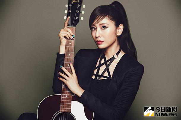 ▲麻美由真脫離AV界轉戰歌壇，推出新作《SCAR Light》。（圖／翻攝自麻美由真推特，2016.12.11）