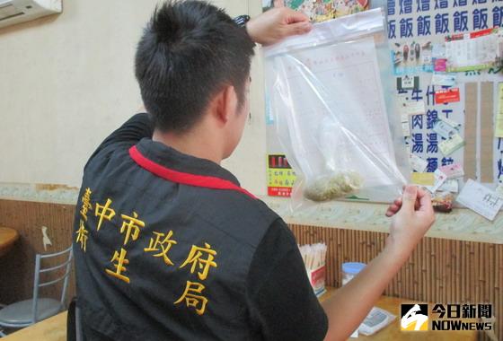 ▲衛生局抽驗牛肉麵酸菜，檢驗「防腐劑12項」及「漂白劑二氧化硫」，結果近7成不合格。〈圖／台中市政府衛生局提供〉