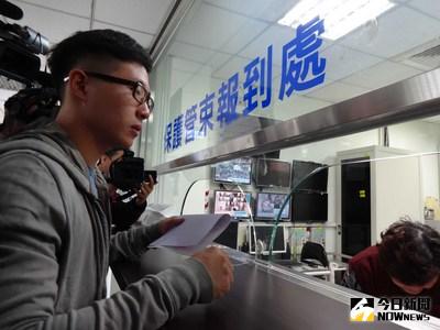 「葉少爺」葉冠亨4年前因酒駕害3條人命死亡服刑假釋出獄，30日向高雄地檢署保護管束報到處報到，由榮譽觀護人說明應注意事項。中央社記者陳朝福高雄攝  105年12月30日