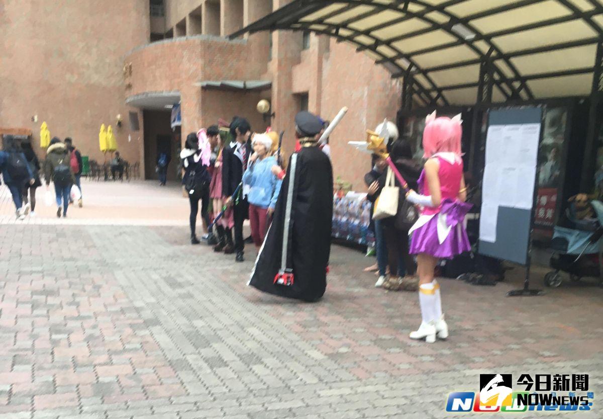 ▲世新同學只要填好相關文件，人人都可以在校內擺攤（圖／校園特派記者陳品樺攝）