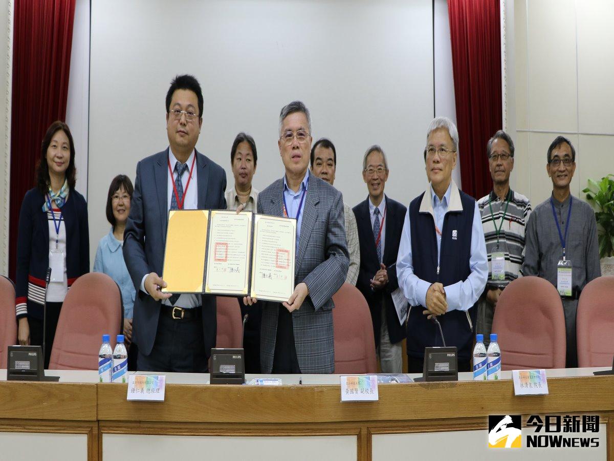 崑山科技大學房地產系獲得益立信海外房地產集團的支持，崑山科大副校長黃國賢與益立信公司總經理鐘仁義簽訂產學策略聯盟。