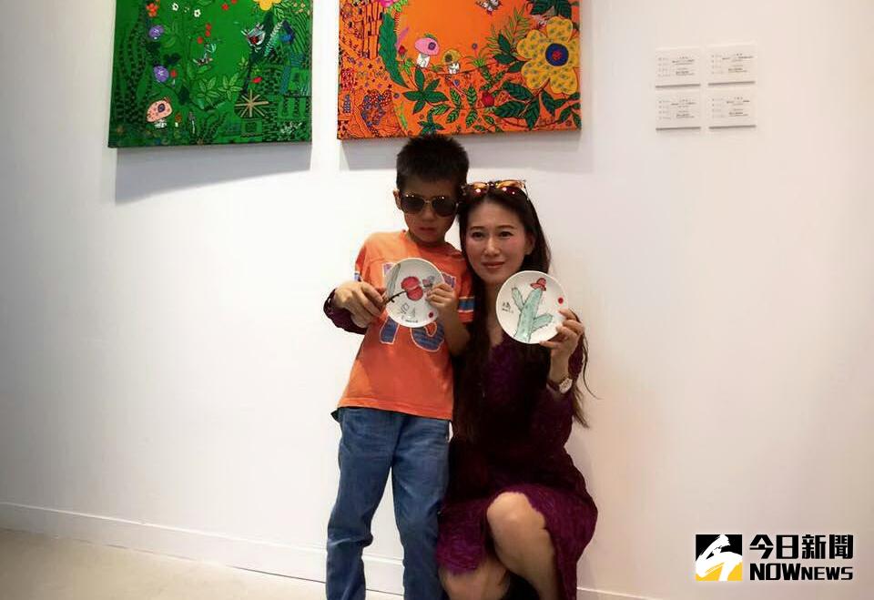 ▲吳為（左）瓷盤畫作全部賣光光，心裡相當捨不得。右為米凱莉。（圖╱明悅，2016.12.10）