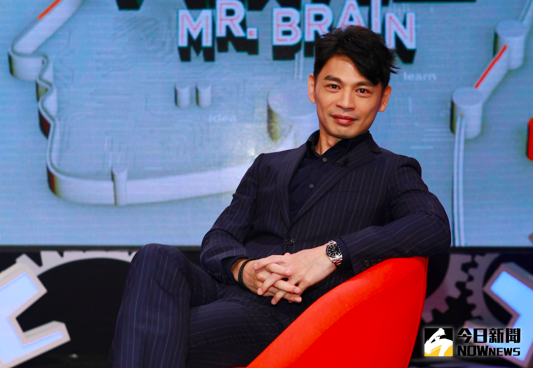 ▲阿Ken在《大腦先生》被揭穿是雙面人後，竟公然調戲心理師，逗得對方滿臉通紅。（圖／公視提供，2016.12.28）