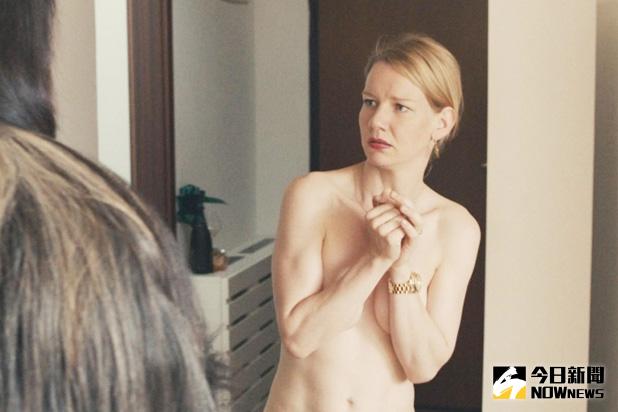 ▲片中的裸體趴，演繹為了工作失去自我的粉領族，其實令人不捨。（劇照，2016.12.27）