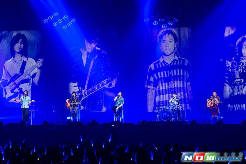 ▲五月天復刻千禧年的「十萬青年站出來」演唱會，連學生時代的服裝也重現。（圖／記者鄭年堯攝，2016.12.31）