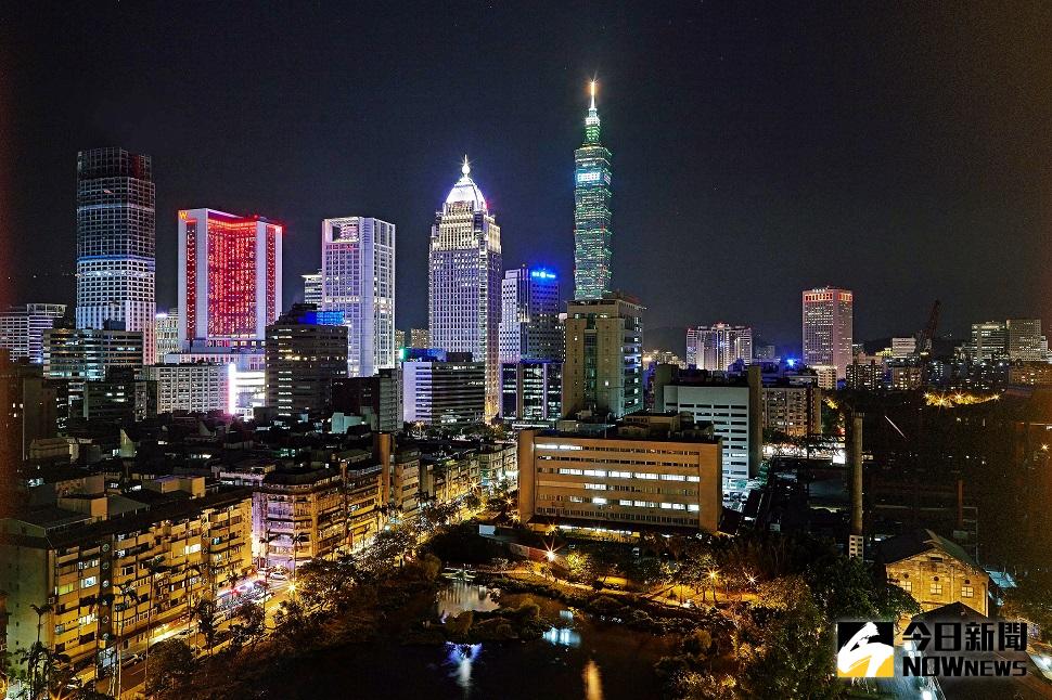 ▲跨年時到高樓餐廳一邊品嚐美食，並且在倒數時刻飽覽美麗的煙火景觀。（圖／誠品行旅）