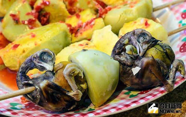 東南亞一些當地居民，熱愛俗稱鴨胎蛋的美食。