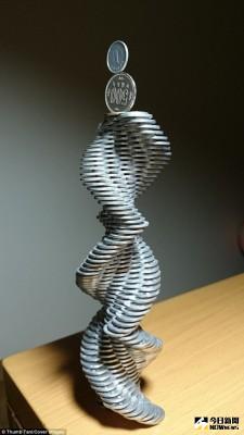 ▲硬幣疊旋轉高塔　影片讓人跪著看。（圖／翻攝自推特）