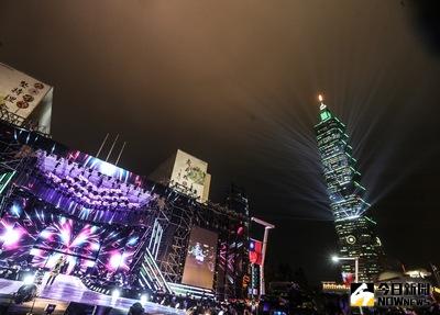 「2017台北最High新年城」跨年活動，29日在台北市政府前市民廣場進行彩排，一旁的台北101也有燈光變化效果，另人相當期待跨年夜的燈光煙火秀。中央社記者謝佳璋攝　105年12月29日