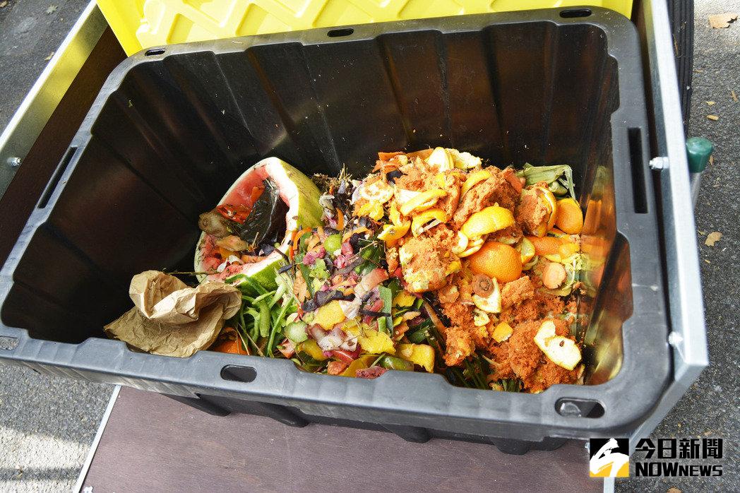 ▲原PO表示最近天氣熱，「廚餘」該怎麼處理比較好，貼文一出，也有婆媽分享「1神招」。（圖／環保署提供）