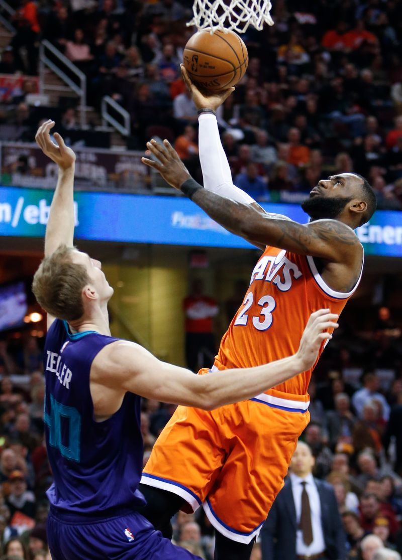 LBJ（右）今天又達成一項里程碑。（圖／美聯社／達志影像）