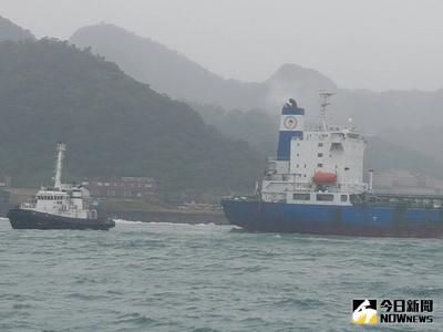 1艘載著2萬公秉航空燃油的4萬噸級的油輪「康運輪」，1日上午10時疑似機械故障，擱淺在距深澳中油碼頭外海200公尺處，所幸油料沒有外洩，船上24人也未受傷。（民眾提供）中央社記者王朝鈺傳真  105年12月1日