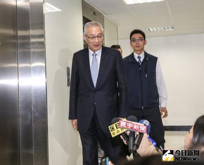 外傳前副總統吳敦義（左）9日將宣布參選中國國民黨主席，吳敦義6日受訪表示，9日確實有安排記者會，是否參選，會對外界說明。中央社記者郭日曉攝  106年1月6日