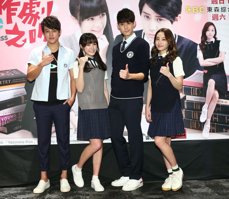 ▲宮以騰（左起）、吳心緹、李玉璽和席惟倫下午穿著制服，和粉絲們近距離互動同樂。（圖／公關照，2016.12.18）