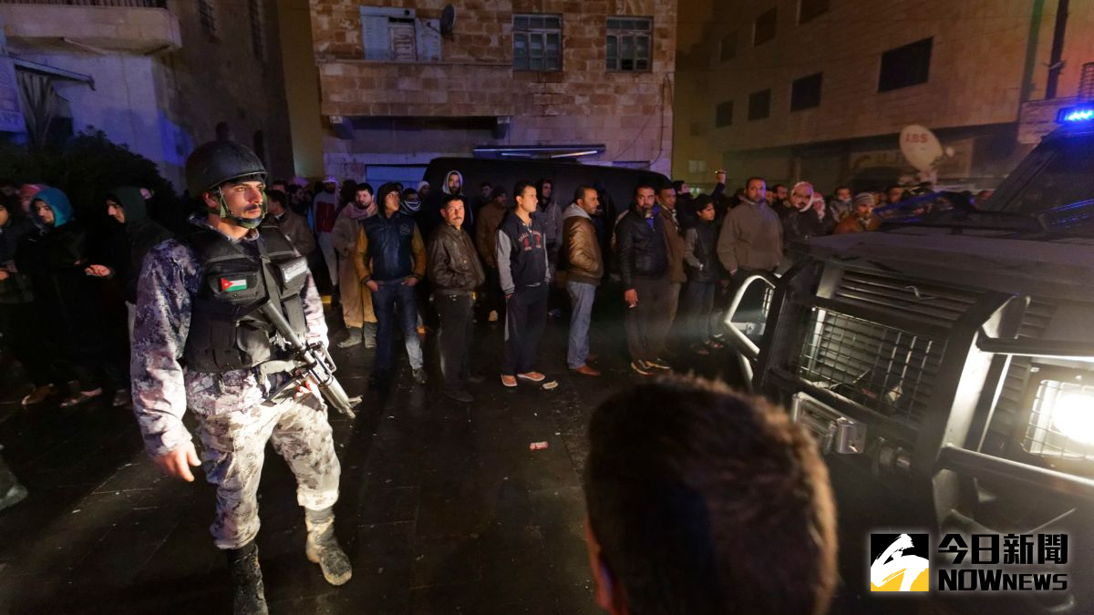 ▲約旦觀光大城傳槍響，當地警察與安全部隊與歹徒對峙中。（圖／達志影像／美聯社）
