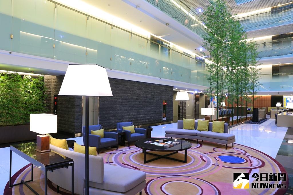 ▲走進全球人壽總公司保戶服務中心，彷彿蒞臨空間挑高且環境優雅的星級飯店，親切客服人員主動前往詢問所需服務，協助保戶取號。（圖／公關照片）