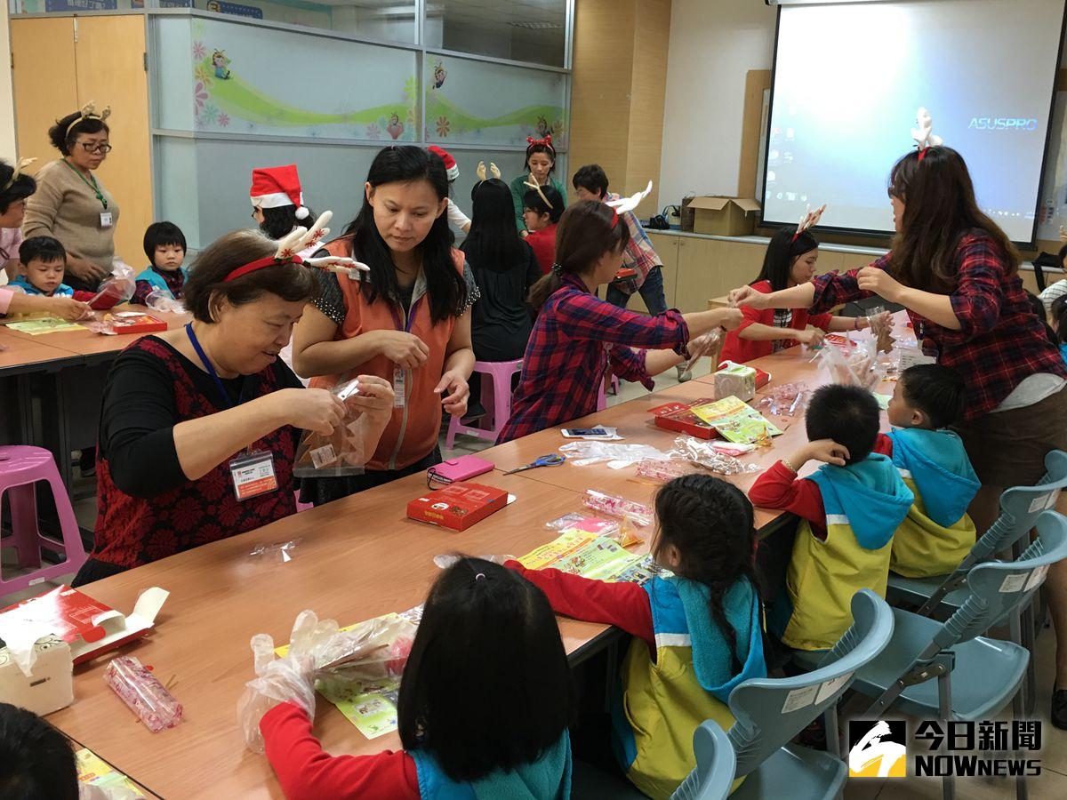 ▲永康就業中心帶領小朋友手作薑餅，職場初體驗。