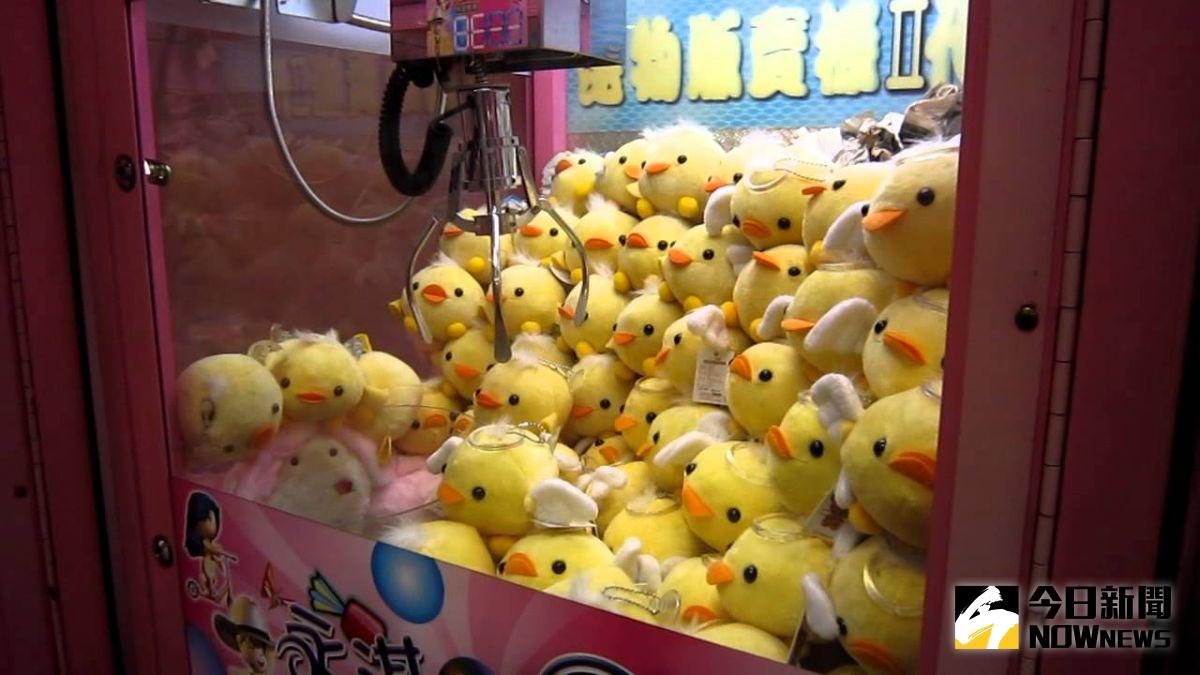 ▲夾娃娃達人爆技巧　靠這招打天下。（圖／翻攝自網路）