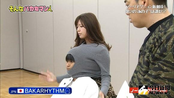 ▲日本節目玩開胸衣　正妹幫男人「套頭」。（圖／翻攝自批踢踢）