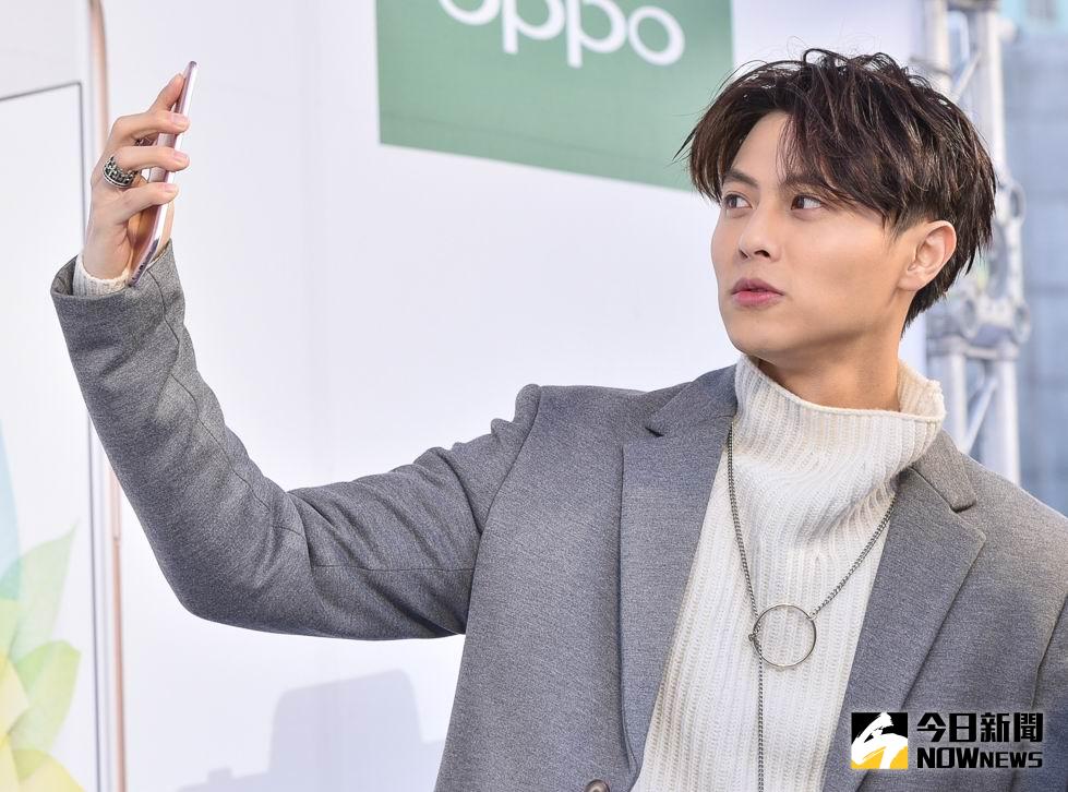 ▲「王子」邱勝翊最愛玩自拍，超自戀。（圖／OPPO，2016.12.17）