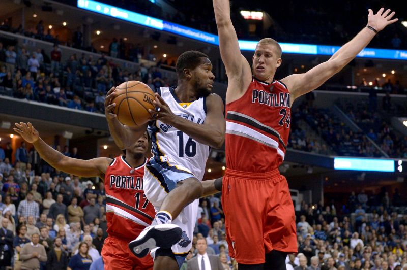 Douglas（持球者）小兵立大功。（圖／美聯社／達志影像）