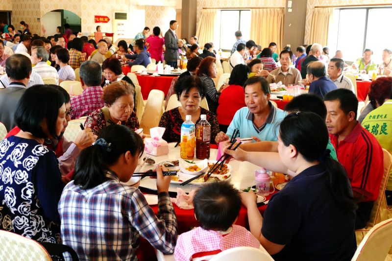 為帶動南投縣竹山鎮農業及觀光，縣議員張志銘11日中午在山海園餐廳，舉辦｢來趣竹山、吃喝玩樂助小農」活動，以行動支持小農，現場席開43桌吃道地竹山的「竹筍風味餐」，各界參加相當踴躍。