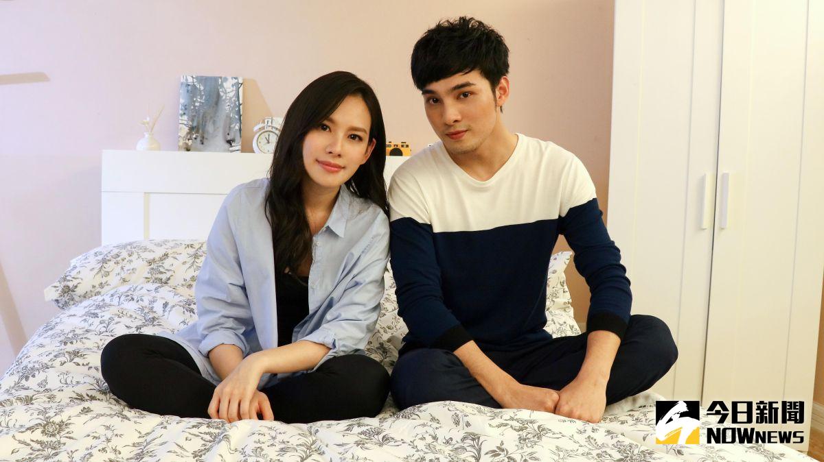 ▲王詩安（左）再度攜手黃偉晉合作，但黃偉晉說她眼裡只有珍珠奶茶。（圖／闊思音樂提供，2016.12.11）