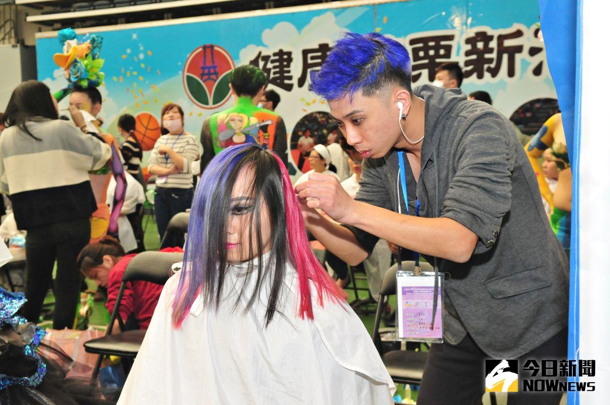 ▲美容美髮大賽選手技藝精湛，令人驚豔。（記者許素蘭／攝）