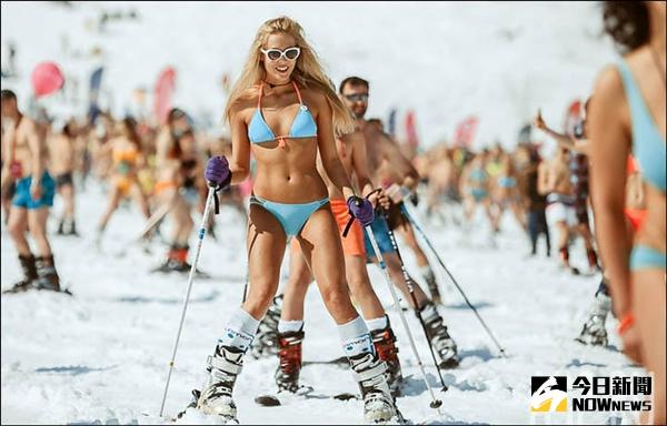 俄羅斯滑雪節，美女集體比基尼上陣超養眼。