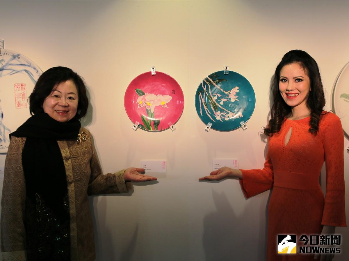 ▲公視董事長陳郁秀（左）、知名鋼琴家盧佳慧（右）與藝術家陳慧坤的作品《洋蘭》（紅色）、《牛蒡蘭》（青色）。（圖／記者黃村杉攝）。