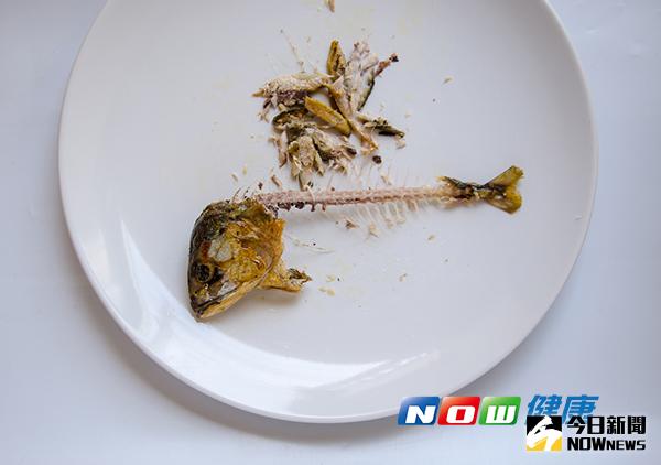 ▲72歲老先生日前吃魚時遭魚刺哽到，立即至診所就診，診所醫師取出魚刺。（圖／ingimage）