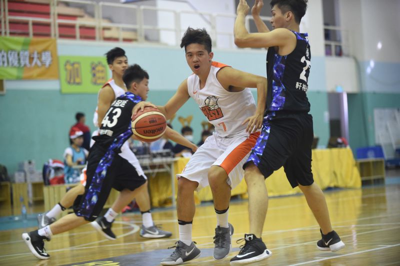 周暐宸（中）抱病沒抱憾。（圖／大專體總提供）