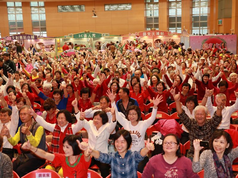 ▲松年大學健康活力秀，23個分校的銀髮學員充滿動感。（圖／記者黃村杉攝）。