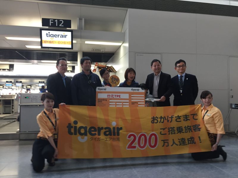 ▲台灣虎航副執行長(右二)廖崇良、中部國際機場尾頭本部長(右)、台灣虎航商務部門協理許致遠(左)與第200萬名乘客水野小朋友(中)一家合影。（圖／台灣虎航提供）