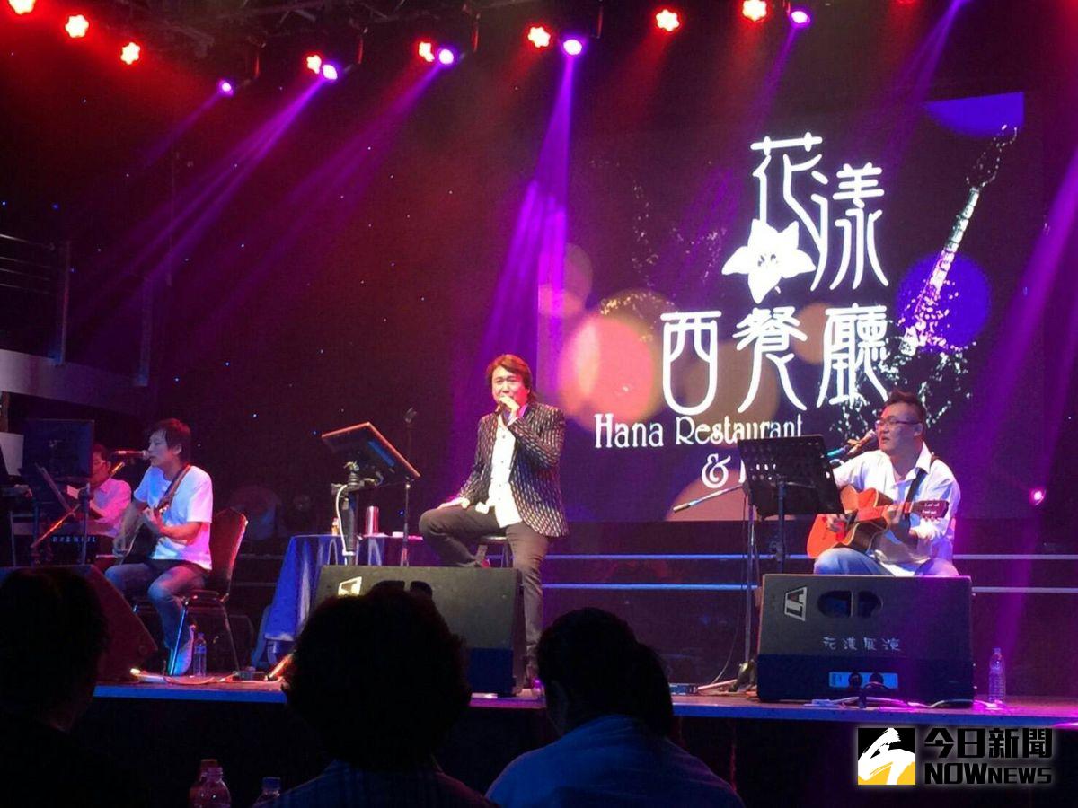 ▲周治平選擇以民歌西餐廳表演形式作為他重返台灣的第一步。（圖／公關照，2016.12.03）