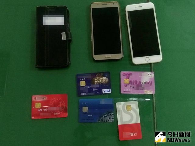 ▲太平警方查獲車手的提款卡手機。（圖／林重鎣攝）